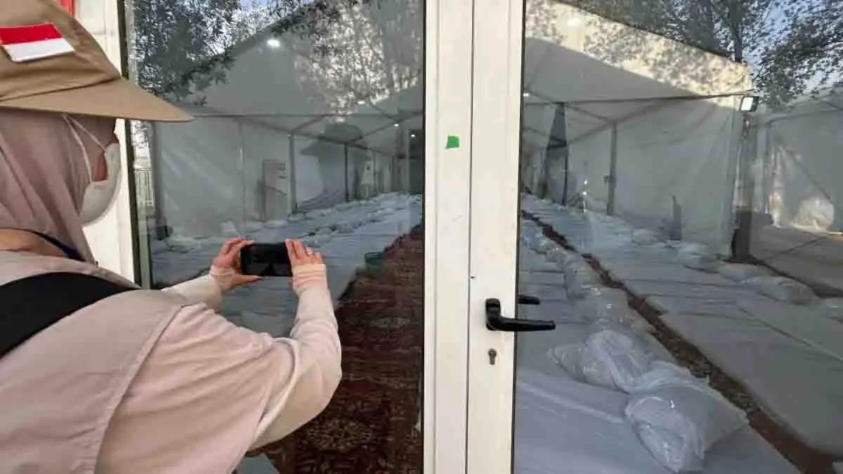 FASILITAS WUKUF: Ratusan bed sudah terpasang di tenda jamaah haji Indonesia di Arafah. Hingga Rabu (13/5), persiapan fasilitas untuk wukuf di Arafah sudah 90 persen. ( BAYU PUTRA/JAWAPOS.COM/MCH 2026)