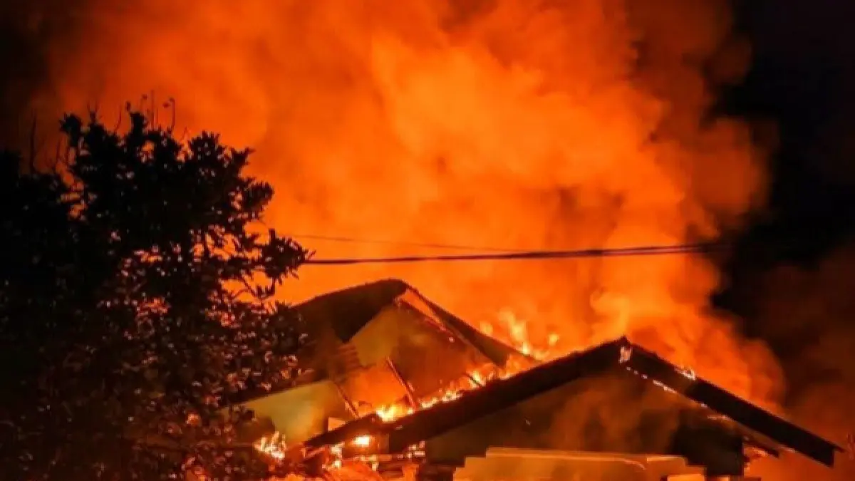 HANGUS: Kobakaran api meludeskan rumah permanen di Dusun Sialang Bujing, Desa Pasir Tuntung, Kecamatan Kotapinang, Rabu (13/5) malam. (Khairuddin/Sumut Pos)