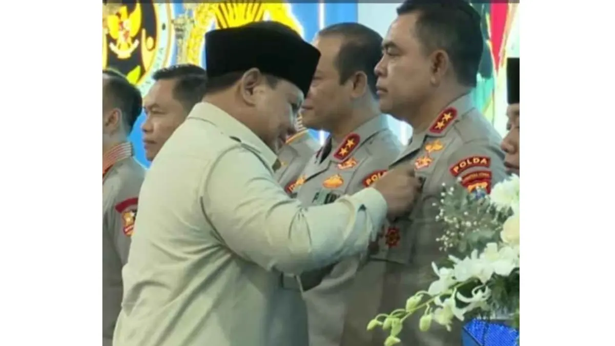 Kapoldasu Irjen Pol Whisnu H F, SIK, MH saat menerima penghargaan Satyalancana Wira Karya dari Presiden Prabowo atas keberhasilan mengelola program ketahanan pangan (MBG) di Sumut pada Februari 2026 lalu.&nbsp; (foto : Polda Sumut)
