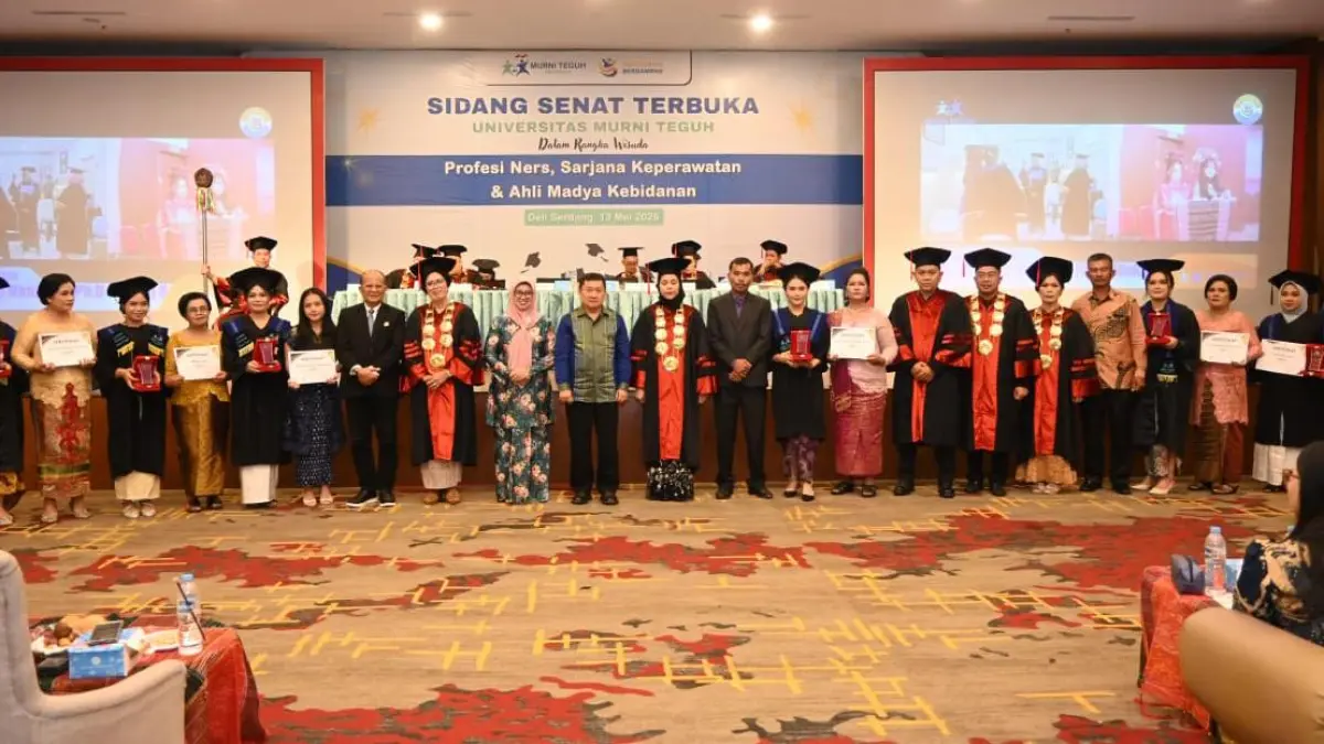 MURNI TEGUH: Rektor beserta undangan bersama lulusan terbaik didampingi keluarga pada kegiatan wisuda Universitas Murni Teguh, Rabu (13/5). (Dokumentasi Universitas Murni Teguh/Sumut Pos)
