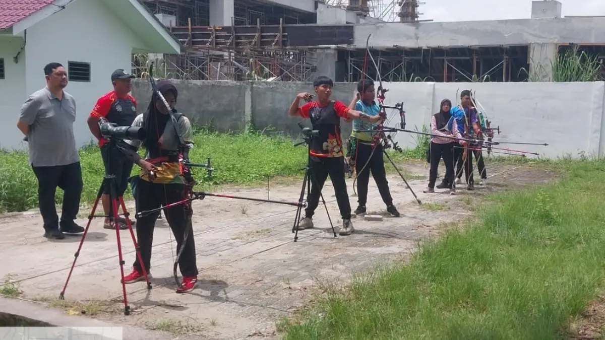PANTAU: Wasping KONI Sumut Novan Efendy Siregar memantau latihan atlet panahan Sumut. (Dok Pribadi)
