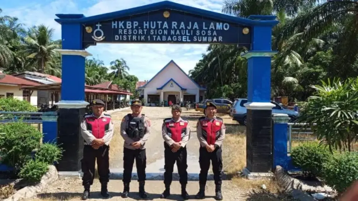 Personil dari Polsek Sosa, Polres Padang Lawas melakukan pengawalan pada perayaan isa Almasih di sejumlah gereja.(Mitra Harahap/Sumut Pos)