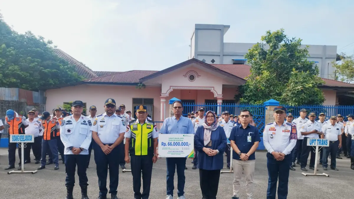 
SANTUNAN: Kacab BPJS Ketenagakerjaan Binjai, Inggrid Maya Sari (tiga dari kanan) foto bersama usai memberikan santunan secara simbolis. (Foto dari BPJS Ketenagakerjaan Binjai/Sumut Pos)