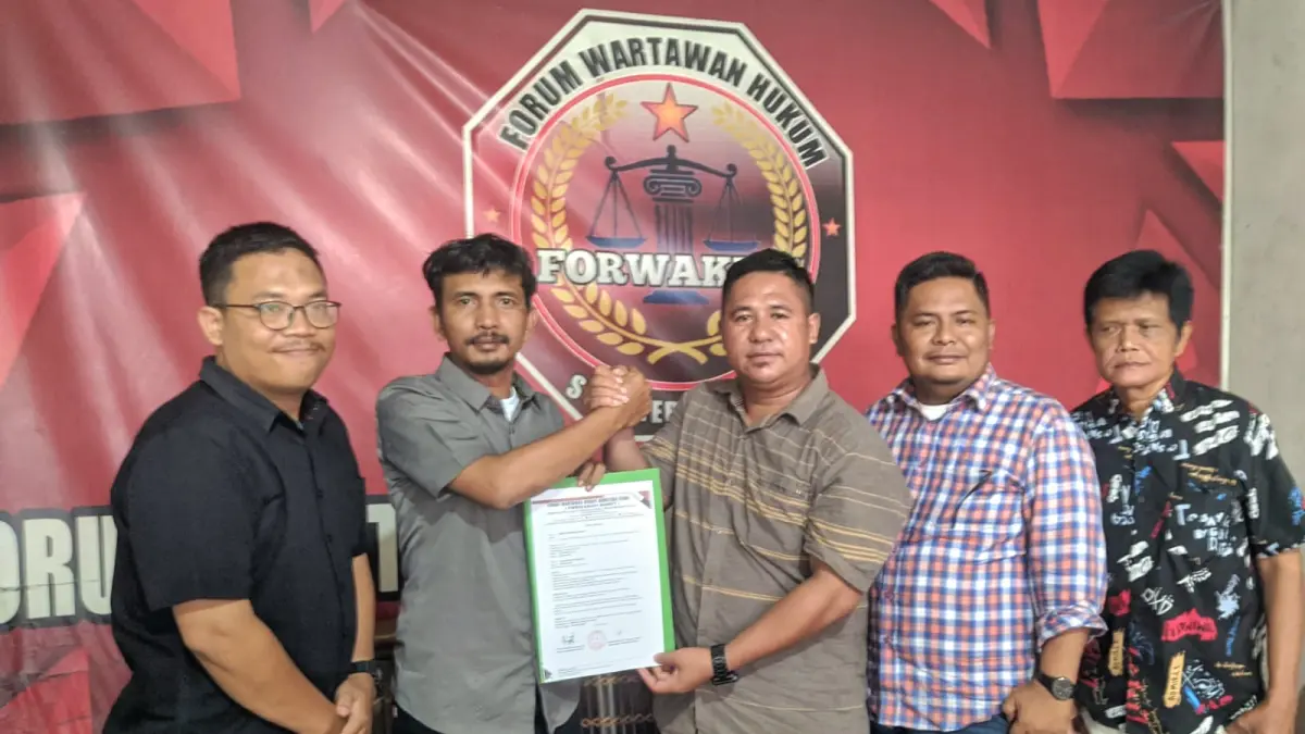 ‎SERAHKAN: Ketua Forwakum Sumut, Aris Rinaldi Nasution, SH, didampingi Sekretaris Forwakum Sumut dan Penasehat Hukum saat menyerahkan SK Kepengurusan Forwakum Kepulauan Nias. (Eriusman/Sumut Pos) 