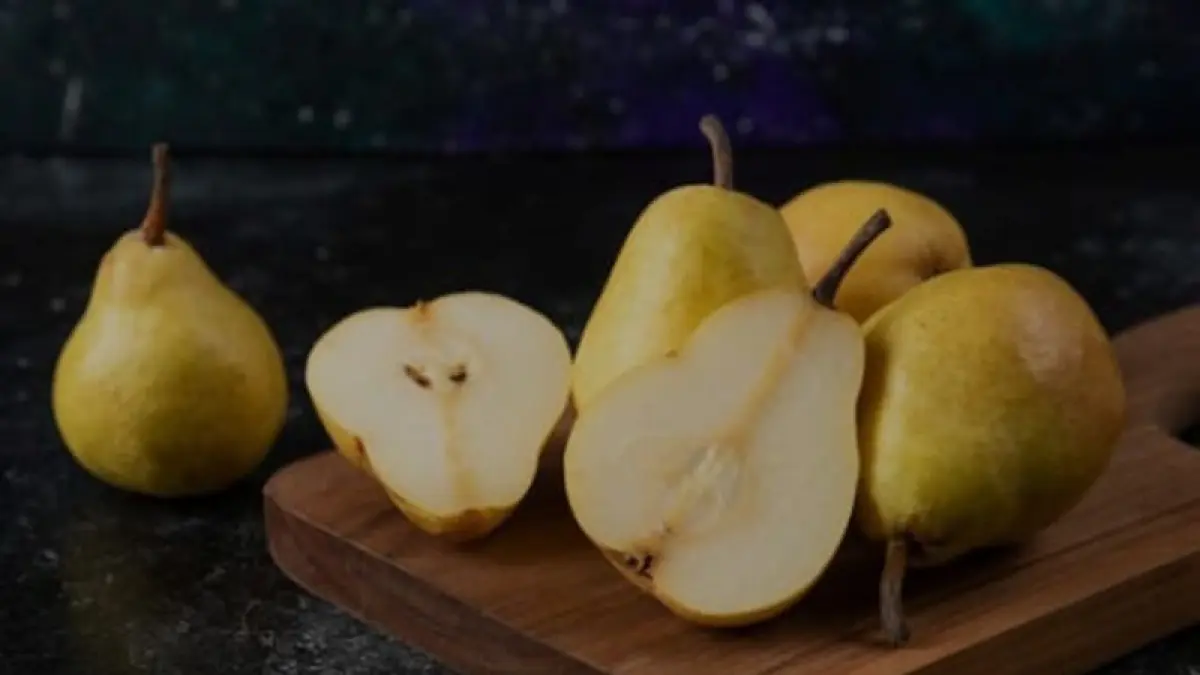 ilustrasi, mengupas kulit buah pir akan membuang banyak nutrisinya. (freepik.com)
