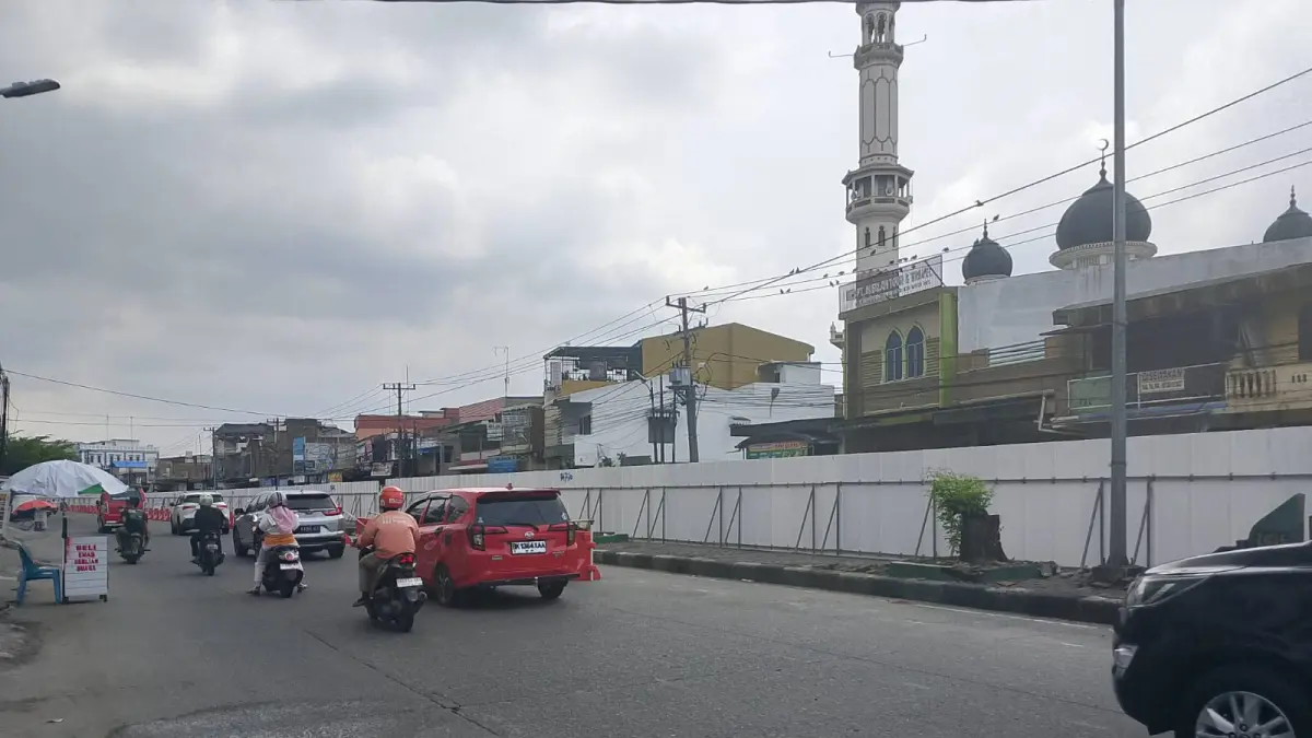 LEWAT: Pengendara motor melintasi jalur pembangunan Halte Bus Rapid Transit (BRT) di Jalan Sisingamangaraja, Medan. (Dok: Ihsan Syahreza/Sumut Pos)