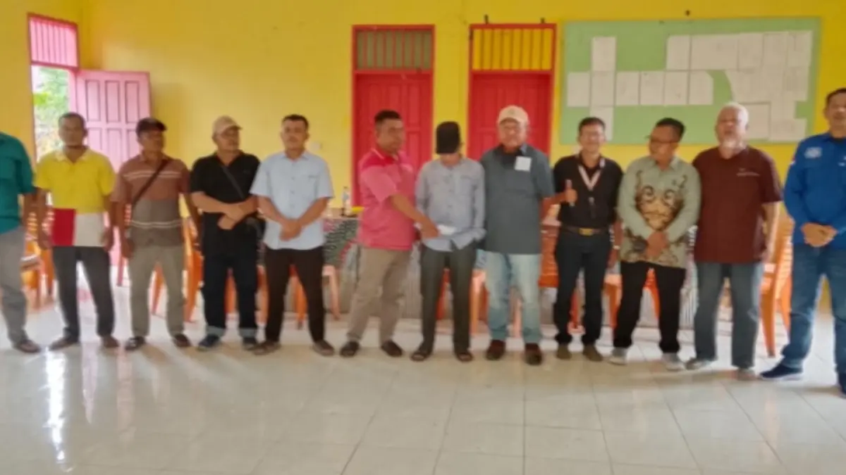 BERSAMA: Manajemen PT Barapala berfoto bersama dengan 6 Kepala Desa di Padang Lawas. (Dok: Mithra Suryadi Harahap/ Sumut Pos)