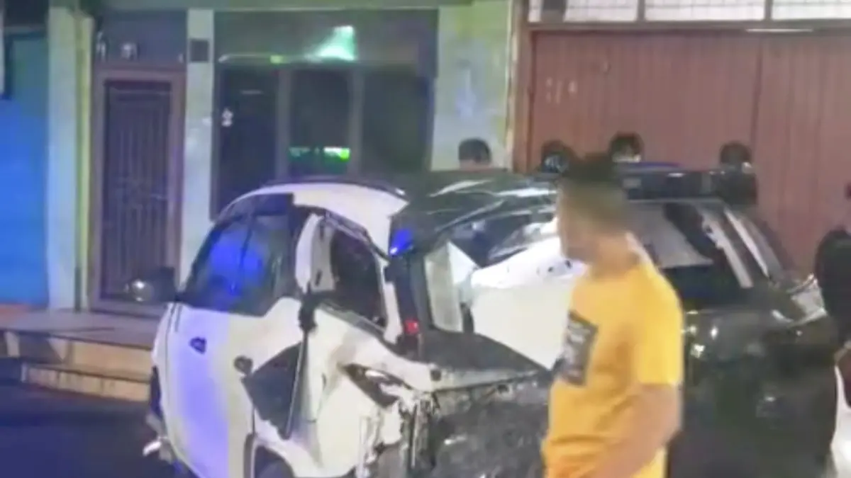 KECELAKAAN: Toyota Fortuner mengalami laka tunggal hingga dua ruko rusak ditabrak di Jalan Ahmad Yani, Binjai Kota. (Dokumentasi warga/Sumut Pos)
