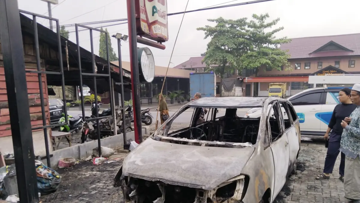 MOBIL: Kondisi mobil saat di angkut dari parkiran Alfamidi Bloksongo Kota Pinang. (Dok: Polsek Kota Pinang)

