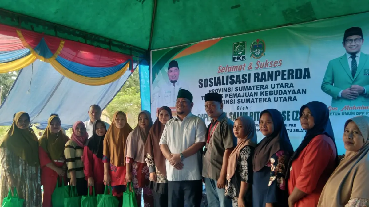 SOSIALISASI: Ziera Salim Ritonga foto bersama usai acara sosialisasi Ranperda di Desa Bangun Rejo. (Dok: Indra/ Sumut Pos)
