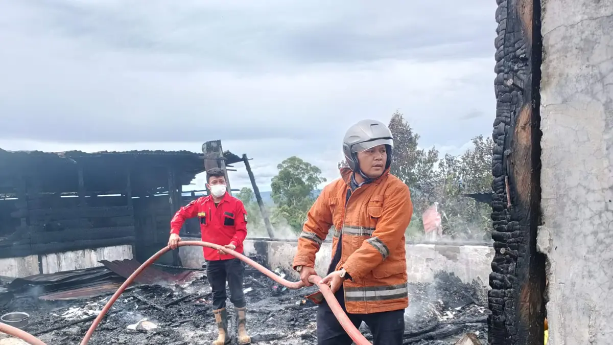TERBAKAR: Rumah marga Aritonang di Desa Parbuluan IV, Kecamatan parbuluan, hangus terbakar, Sabtu (16/5/2026). (Dok: Rudy Sitanggang/ Sumut Pos) 
