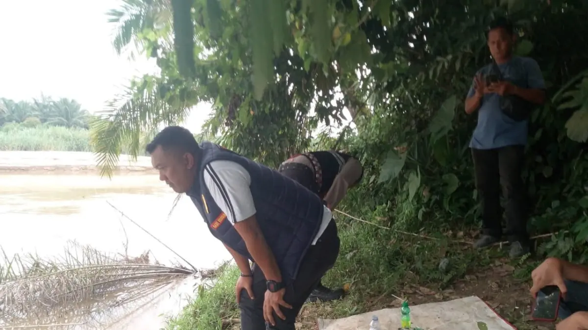 GEREBEK: Petugas Polsek Torgamba menggebek lokasi narkoba di tepi Sungai barumun dengan barang bukti alat isap dan sabu. (Khairuddin/ Sumut Pos)