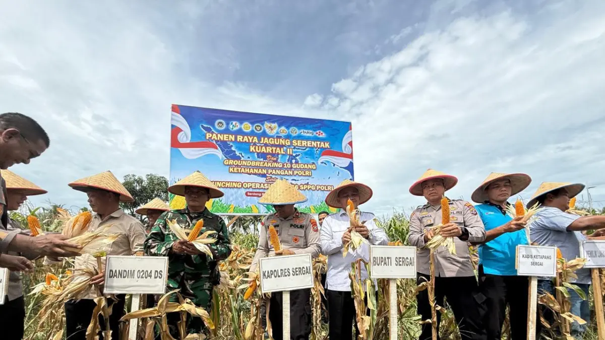PANEN RAYA: Wakapolres Sergai Kompol S. P. Anak Ampun, S.H., bersama perwakilan Forkopimda Sergai saat tunjukan hasil panen jagung kuaertal I. (Dok Humas  Polres Sergai/Sumut Pos)