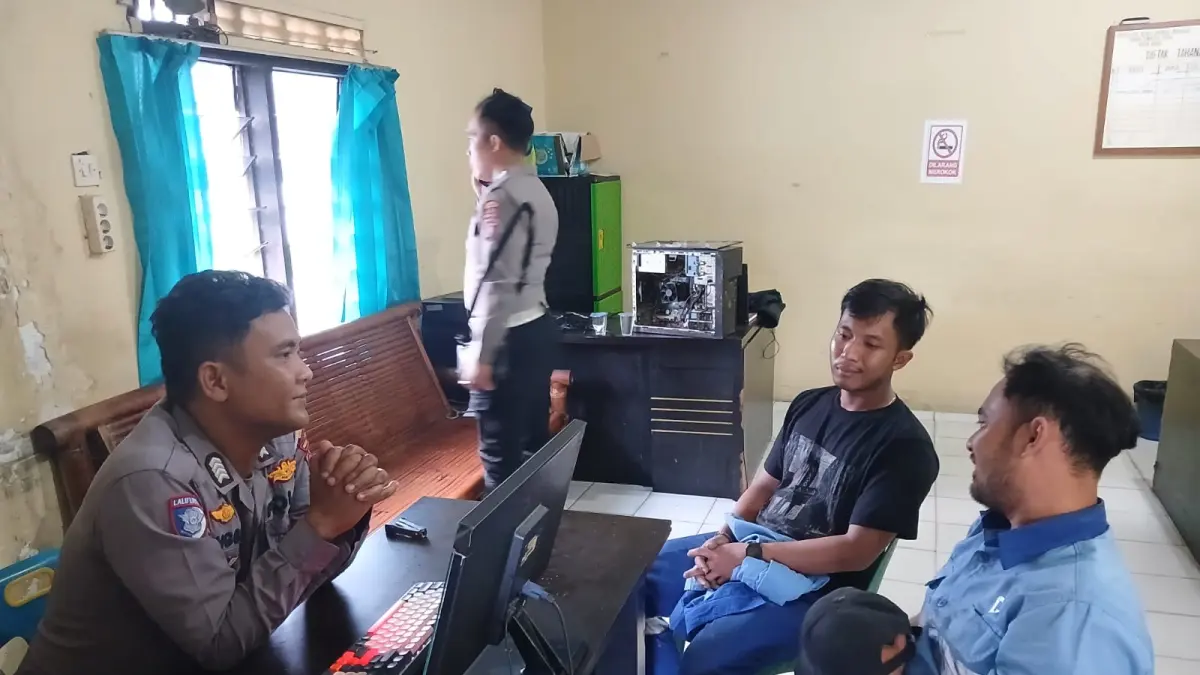 PEMERIKSAAN: Penyidik Unit Gakkum saat melakukan pemeriksaan terhadap sopir truk tangki PT Pertamina. (Foto dari Satlantas Polres Binjai/Sumut Pos)