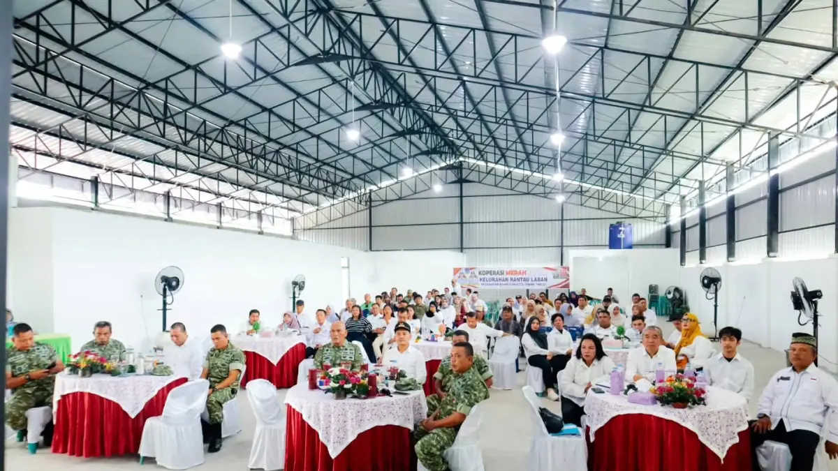 PERESMIAN: Peserta dan tamu undangan mengikuti peresmian operasional Koperasi Kelurahan Merah Putih Rantau Laban secara virtual melalui Zoom Meeting di Terminal Bandar Kajum, Kota Tebing Tinggi, Sabtu (16/5/2026),  (Azan Purba / Sumut Pos)