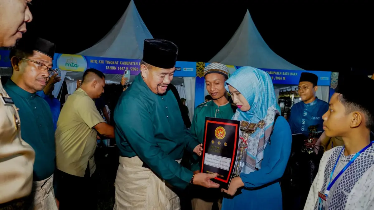 SERAHKAN: Bupati Batubara Dr H Baharuddin Siagian SH MSi  didampingi  Ketua TP PKK Batubara   Henny Heridawaty Baharuddin bersama  Wakil Bupati Batu Bara Syafrizal, S.E., M.AP didampingi  Staf Ahli TP PKK Ny. Leli Syafrizal  bersama  Wakil Ketua DPRD Batu Bara Rodial dan Unsur Forkompinda,  Pj. Sekretaris Daerah Rusian Heri saat menyerahkan hadiah utama dan para juara terbaik  di festival Musabaqah Tilawatil Qur’an (MTQ) Ke-XIX TK.Kabupaten Batubara, (Dok Kominfo Batubara/Sumut Pos)