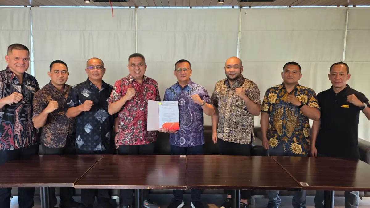 SERAHKAN: Sekretaris Jenderal PB POBSI, Achmad Fadil Nasution menyerahkan SK caretaker POBSI Sumut kepada Hidayat Batubara, Sabtu (16/5/2026). (Dok PB POBSI)