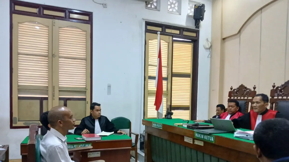 SIDANG: Direktur CV AP, Jesaya Perangin-angin terdakwa korupsi profil dan website desa di Karo, saat menjalani sidang di Pengadilan Tipikor Medan. (Gusman/Sumut Pos)