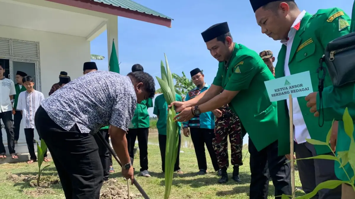 TANAM POHON: Ketua PC GP Ansor Serdang Bedagai Joko Sulistiono bersama jajaran pengurus dan kader Ansor melakukan penanaman pohon dalam kegiatan “Gerakan Menanam Pohon” di Desa Besar II Terjun, Kecamatan Pantai Cermin, Jumat (15/05).( Fadly/Sumut Pos )