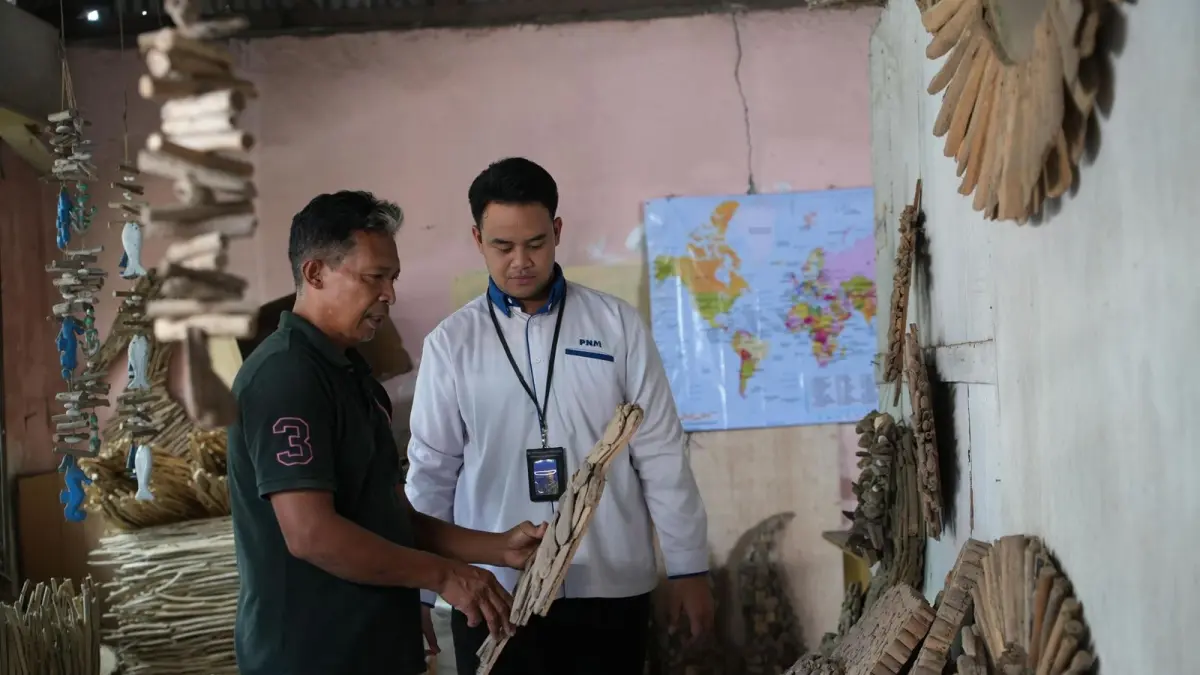 USAHA: Karyawan PNM ULaMM saat mendapingi Wayan melihat kemajuan usahanya. (Dok: PNM)

