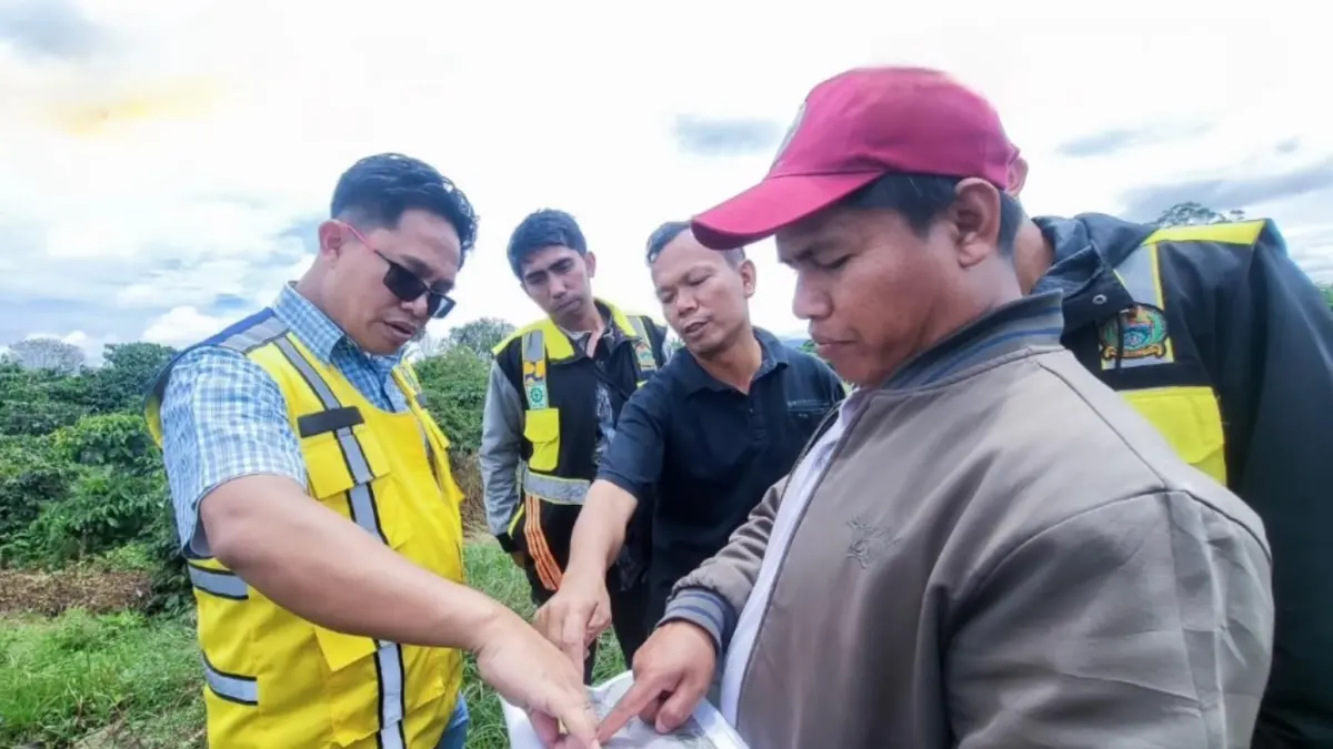TINJAU: Plt Kadis Sumber Daya Air (SDA) Provinsi Sumatera Utara, Gibson Panjaitan, melakukan peninjauan langsung terhadap kerusakan saluran irigasi di Daerah Irigasi (DI) Sibundong, Kabupaten Humbang Hasundutan (Humbahas), pada Jumat (8/5/2026). (Dok : Dinas SDA Sumut)