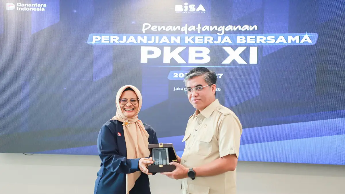 Menaker Yassierli bertukar cinderamata dengan Dirut PT telkom Dian Siswarini usai menyaksikan penandatanganan Perjanjian Kerja Bersama (PKB) XI antara manajemen PT Telkom Indonesia (Persero) Tbk dengan Serikat Karyawan (Sekar) Telkom di Jakarta, Senin (18/5)  (foto : Kemnaker)
