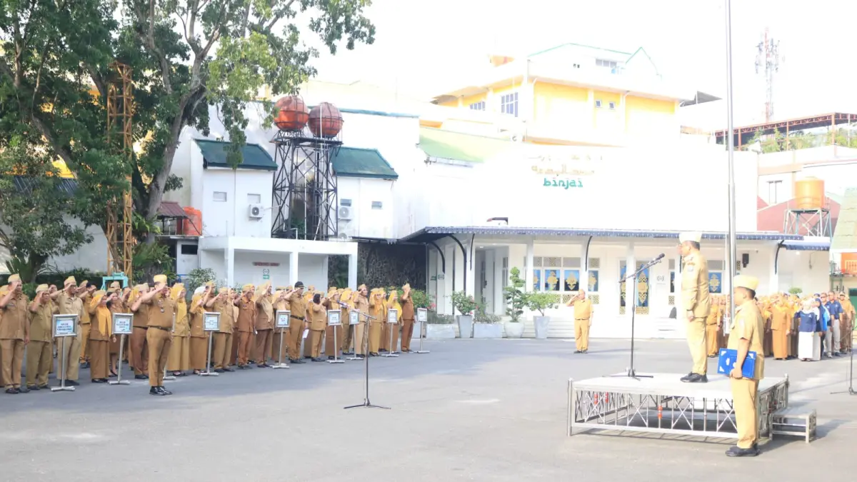 
Apel gabungan Pemko Binjai dengan pembina Sekda, Chairin Simanjuntak. (Dokumentasi Diskominfo Binjai/Sumut Pos)