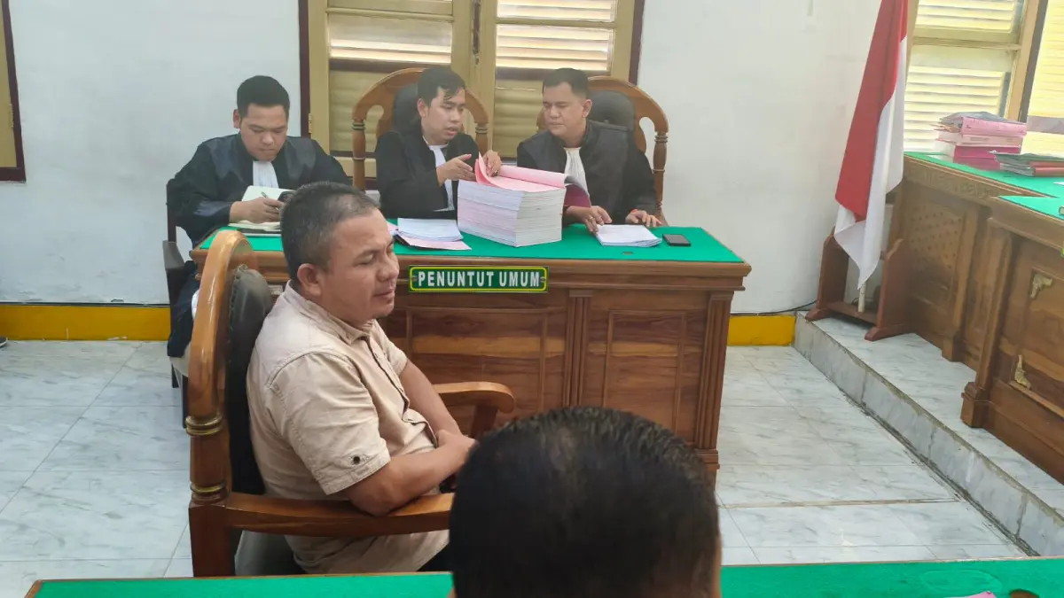 DAKWAAN: Supriadi terdakwa dugaan korupsi pengadaan Smartboard di Langkat, menjalani sidang dakwaan di Pengadilan Tipikor Medan, Senin (18/5/2026). (Dok: Gusman/Sumut Pos)

