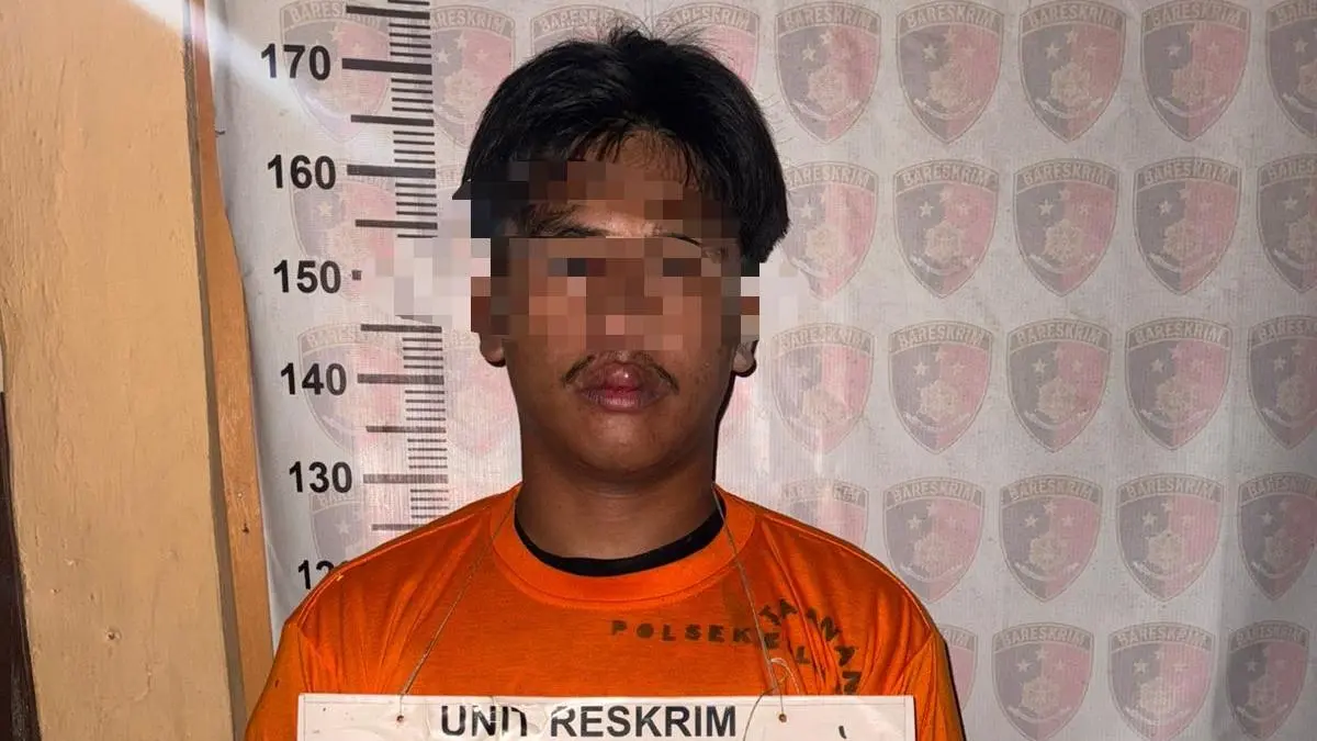 DIAMANKAN: Tersangka diduga pengedar sabu, Amin saat diamankan di Polsek Bilah Hilir.(Fajar/Sumut Pos)