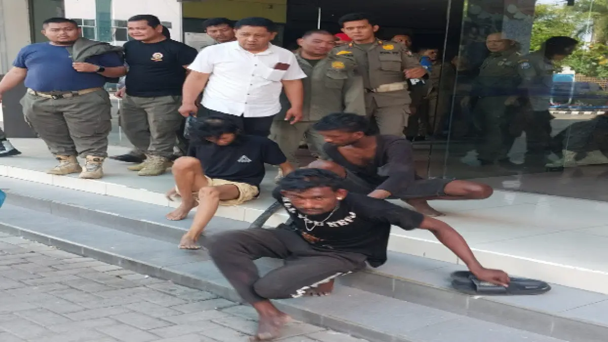 DIBOYONG: Ketiga pelaku pencurian kabel di Eks Plaza Delimas Lubukpakam diboyong ke Polsek Lubukpakam. (Batara/Sumut Pos)
&nbsp;