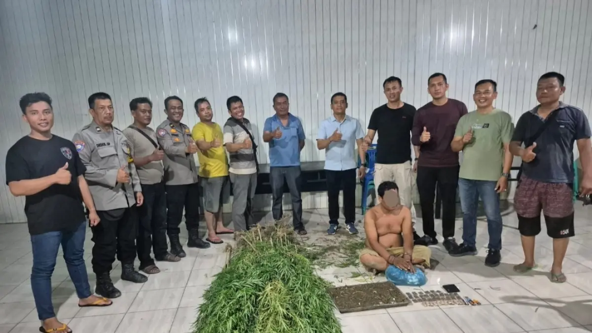 DITANGKAP: Tersangka ZFA (duduk) berhasil ditangkap Polsek Tanjung Morawa, Polresta Deli Serdang. (BATARA/SUMUT POS)