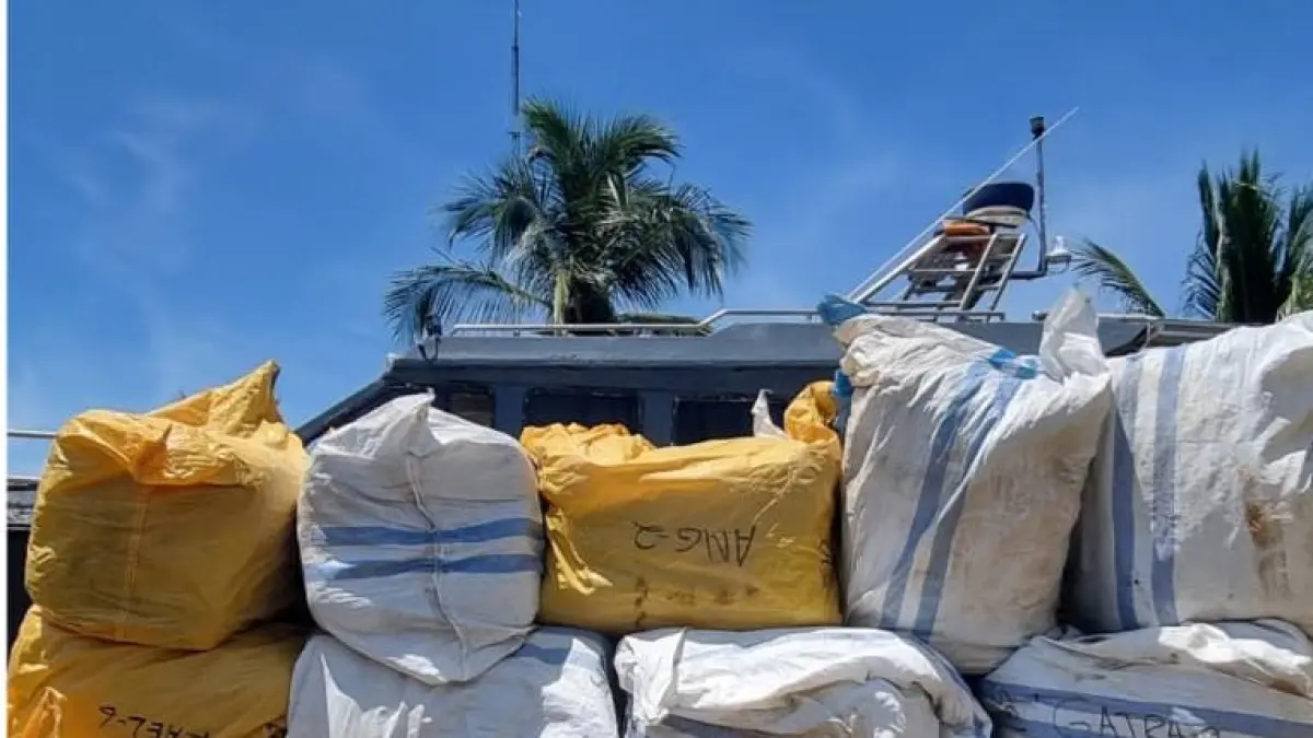 GAGALKAN: Tim gabungan lintas instansi berhasil menggagalkan pengiriman 110 koli ballpress pakaian bekas ilegal asal Malaysia di Jalan Lintas Sumatera (Jalinsum) Sei Balai, Kabupaten Batu Bara, pada Minggu (17/5/2026).(Dok : Dispen Kodaeral I)
