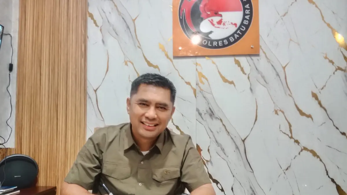 Kasat Resnarkoba Polres Batu Bara, AKP Arifin Purba di ruang kerja. (Liberti H Haloho/Sumut Pos)