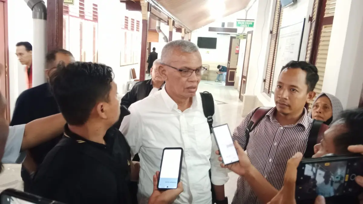 KORUPSI: terdakwa kasus dugaan korupsi penguasaan lahan PTPN IV, Eslo Simanjuntak, memberikan keterangan seusai sidang di Pengadilan Tipikor Medan, Senin (18/5/2026) sore. (Dok: Gusman/Sumut Pos)

