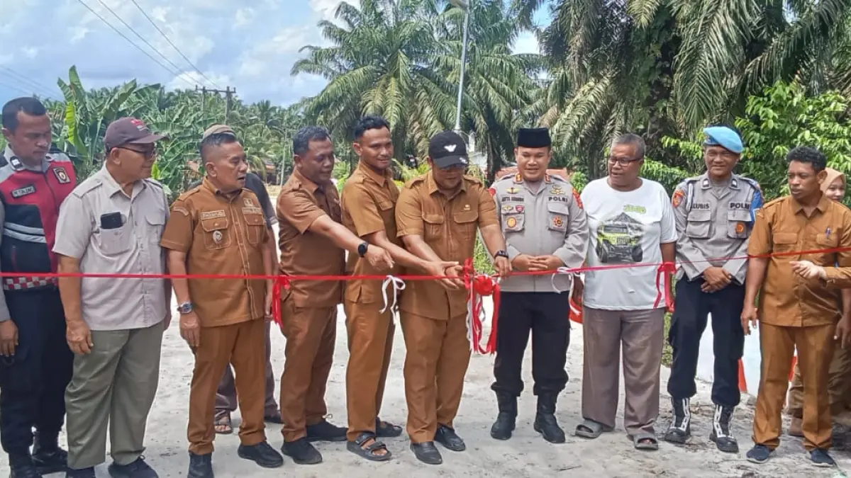 JEMBATAN MERAH PUTIH: Kapolres Labuhanbatu Selatan AKBP Aditya S.P. Sembiring M., S.I.K., bersama Wakil Bupati Labuhanbatu Selatan Syahdian Purba Siboro, unsur Forkopimda, tokoh masyarakat, tokoh agama, hingga perwakilan perusahaan PT Asam Jawa meresmikan jembatan merah putih. (Khairuddin/Sumut Pos)