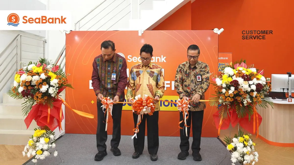 RESMIKAN: Direktur Utama SeaBank Indonesia Sasmaya Tuhuleley (tengah) menggunting pita didampingi Kepala BI Perwakilan Sumut Rudi Branto Hutabarat (kiri) dan Kepala Pengawas OJK Sumut Wan Nuzul Fahri pada peresmian Kantor Cabang SeaBank Medan.(Dokumentasi Seabank/Sumut Pos)
