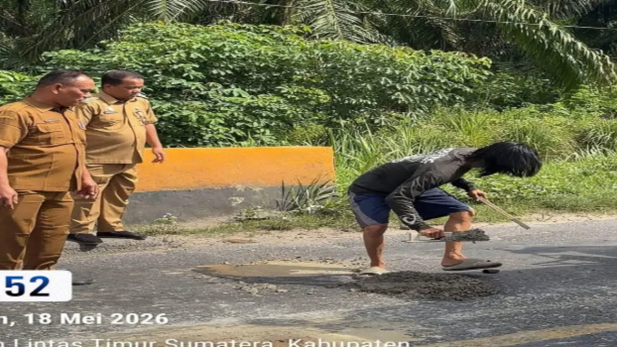 Peduli Keselamatan Pengguna Jalan, Camat Na IX-X Pimpin Gotong Royong Tambal Jalan Berlubang di Aek Merah. (Dokumentasi Camat Na IX-X/Sumut Pos)