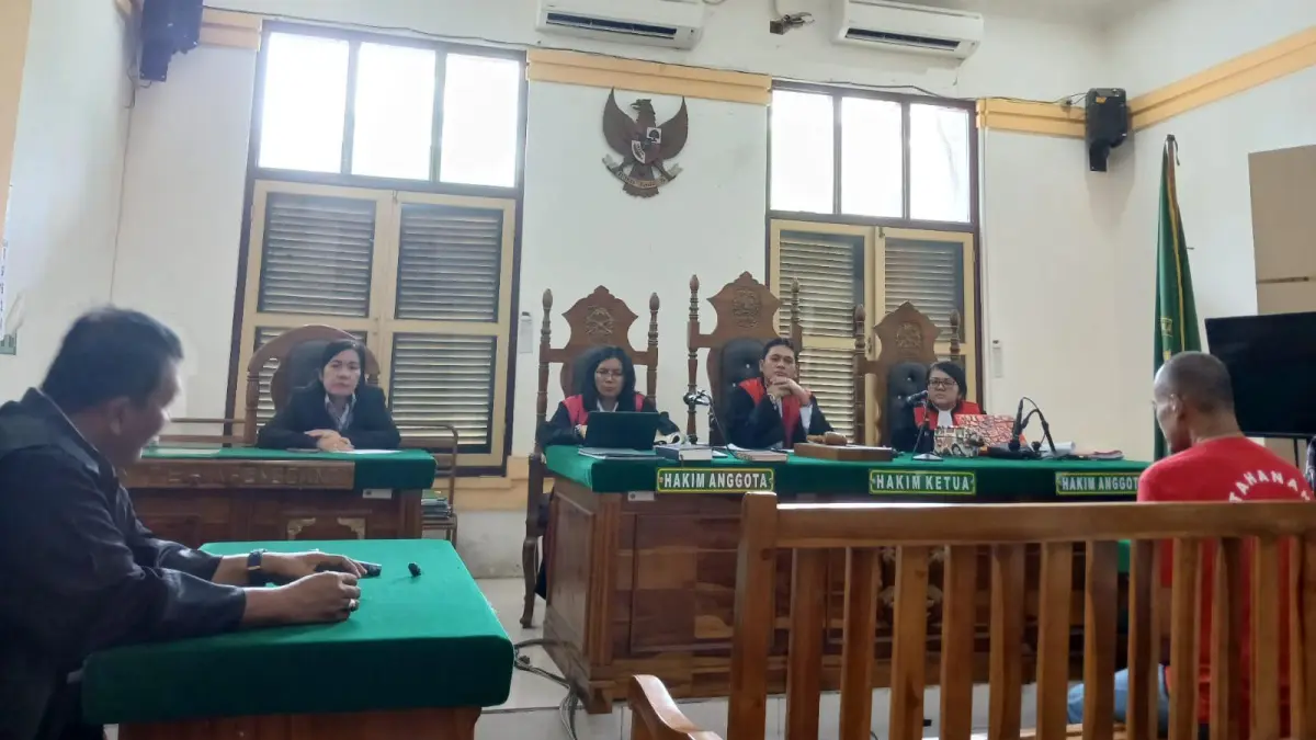 PEMBUNUHAN: Asrizal terdakwa kasus pembunuhan istri, menjalani sidang tuntutan di PN Medan, Senin (18/5/2026). (Dok: Gusman/ Sumut Pos)
