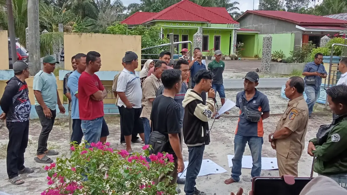 UNJUKRASA: Gembara bersama ratusan warga Desa Lubuk Cuik, Kecamatan Lima Puluh Pesisir, Kabupaten Batu Bara, menggelar aksi unjuk rasa di halaman kantor desa Lubuk Cuik, Senin (18/5/2026).  (Liberti H Haloho/Sumut Pos)