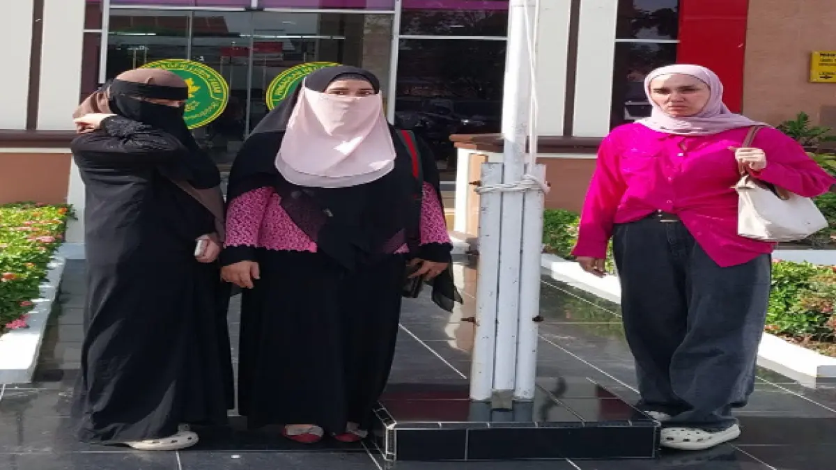 Zainab, Salsa Ramadhani dan Beby saat menyampaikan pernyataan terbuka yang ditujukan kepada Presiden Prabowo Subianto meminta perlindungan hukum terhadap Roni Paslani agar dibebaskan. (Batara/Sumut Pos)