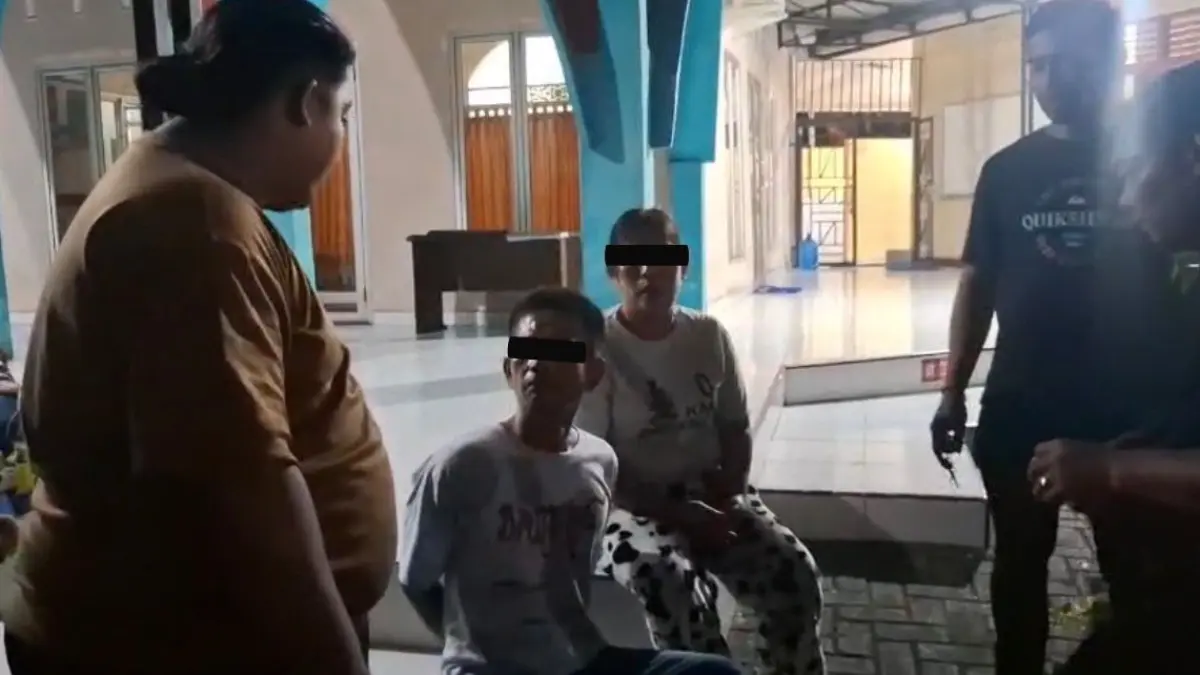AMANKAN: Sepasang kekasih pengedar sabu saat diamankan petugas Polrestabes Medan. (Dok: Polrestabes Medan)


