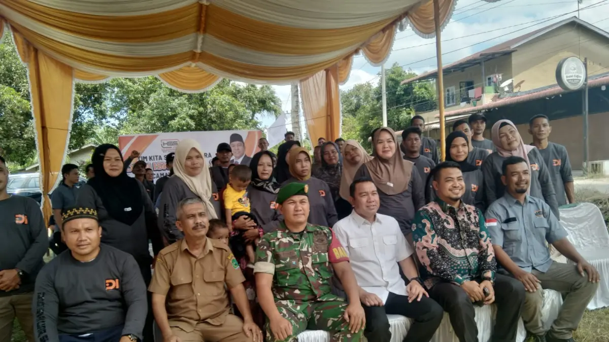Anggota DPRD Sumut Dedi Iskandar SE, foto bersama warga usai menggelar kegiatan Reses di Desa Simpang Marbau. (Indra/ SUMUT POS)