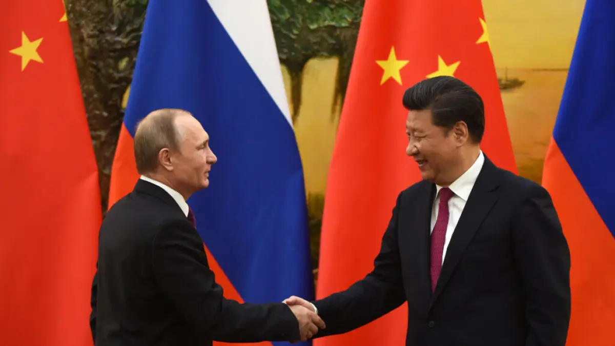BERJABAT TANGAN: Presiden Rusia Vladimir Putin (kiri) berjabat tangan dengan Presiden Tiongkok Xi Jinping di akhir konferensi pers bersama di Great Hall of the People, Beijing, 25 Juni 2016. (REUTERS/Greg Baker/Pool.)