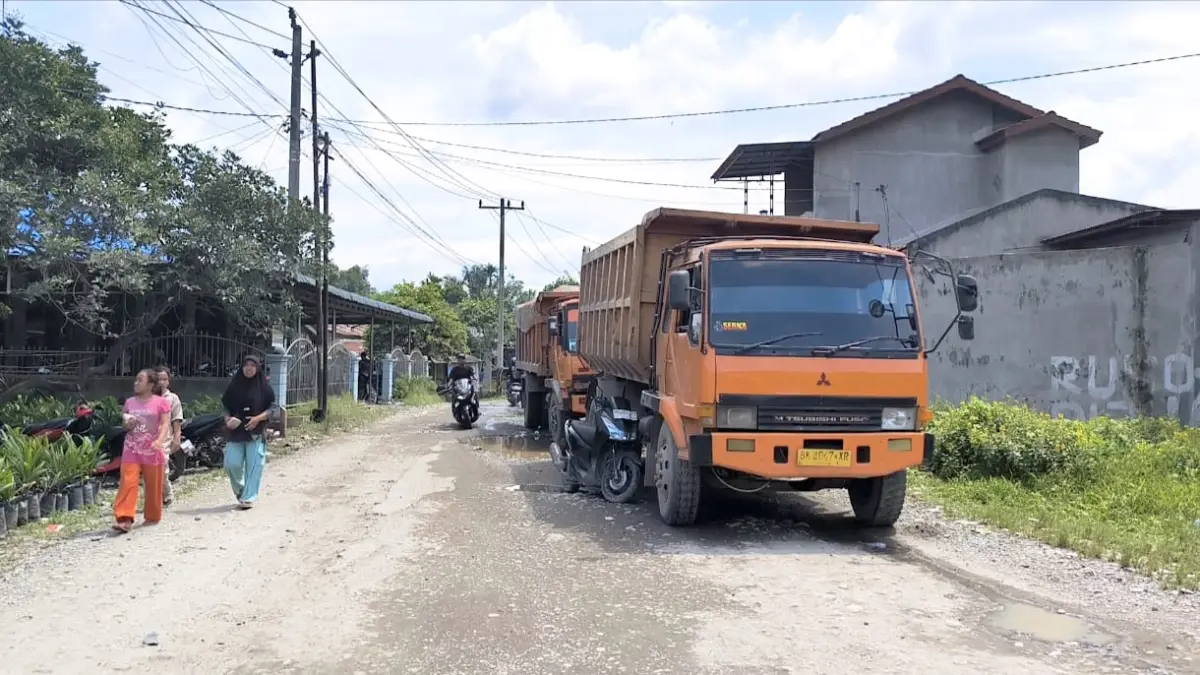 
BLOKIR: Truk galian yang mengangkat material batu saat berhenti karena masyarakat blokir jalan penghubung antar kecamatan Binjai-Selesai Kabupaten Langkat. (Teddy Akbari/Sumut Pos)