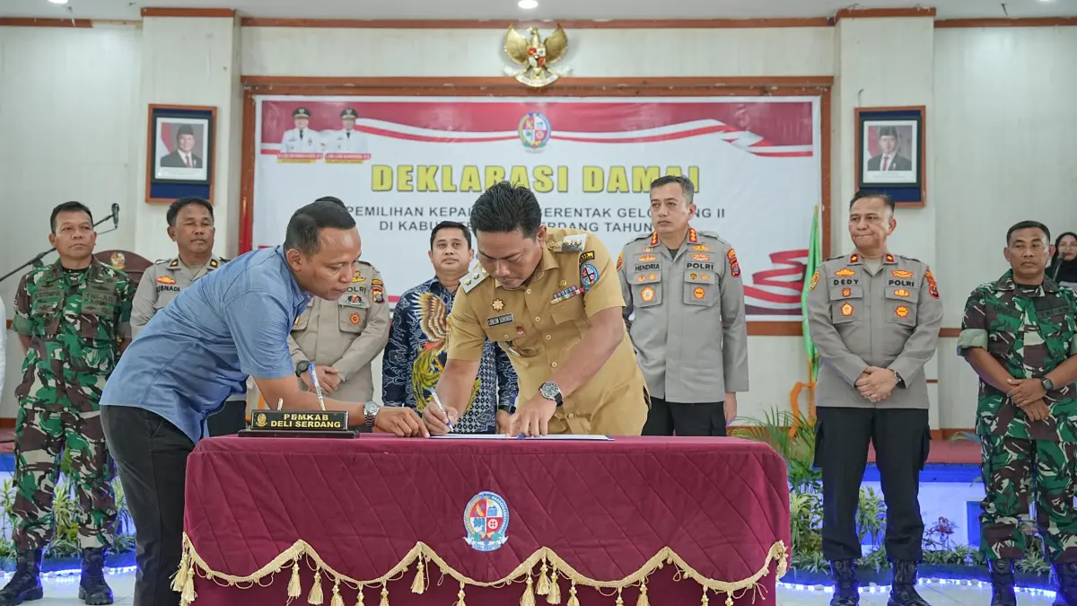 DEKLARASI DAMAI: Wakil Bupati, Lom Lom Suwondo SS menggelar Deklarasi Damai Calon Kepala Desa pada Pemilihan Kepala Desa (Pilkades) serentak gelombang II tahun 2026 di Balairung Kabupaten Deli Serdang, Selasa (19/5/2026). (Batara/Sumut Pos)