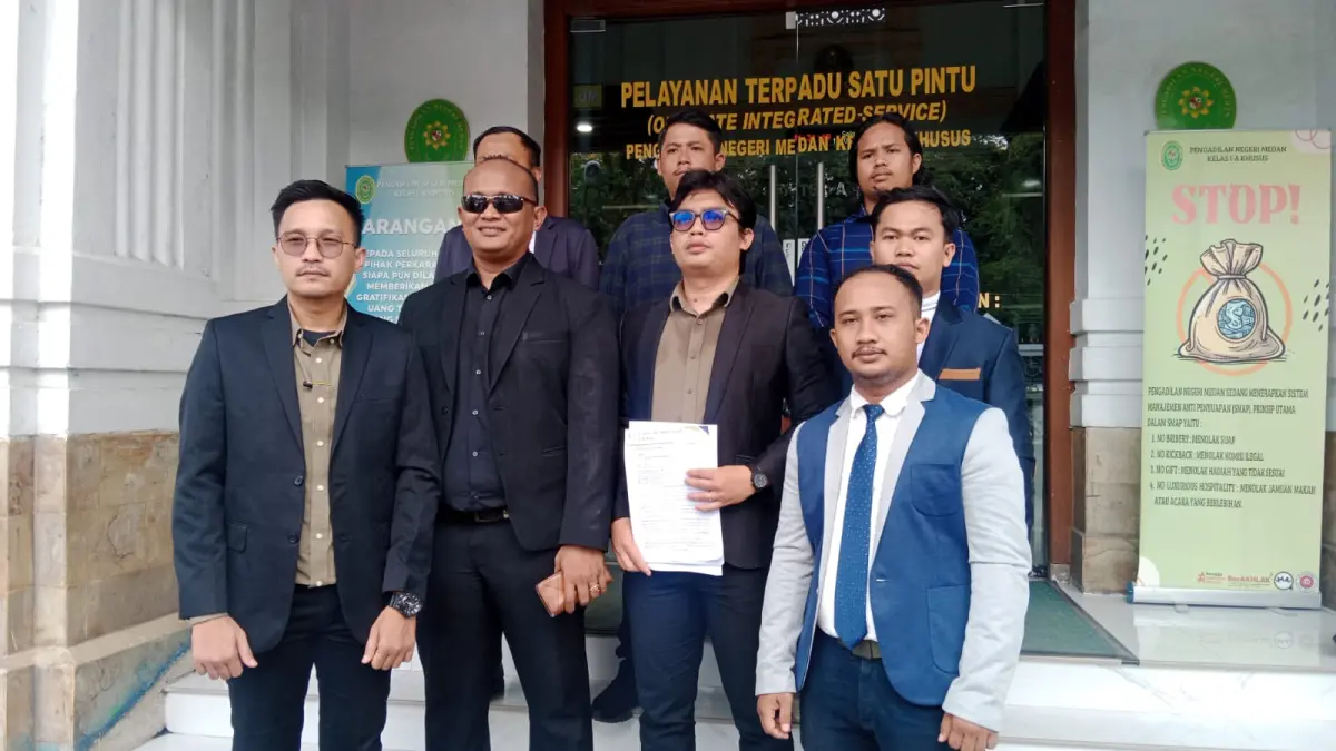 GUGAT: Sejumlah advokat dari Unggul & Rekan, menggugat Ketum DPN Peradi, Otto Hasibuan ke PN Medan, terkait masa jabatan, Selasa (19/5/2026). (Dok: Gusman/Sumut Pos)

