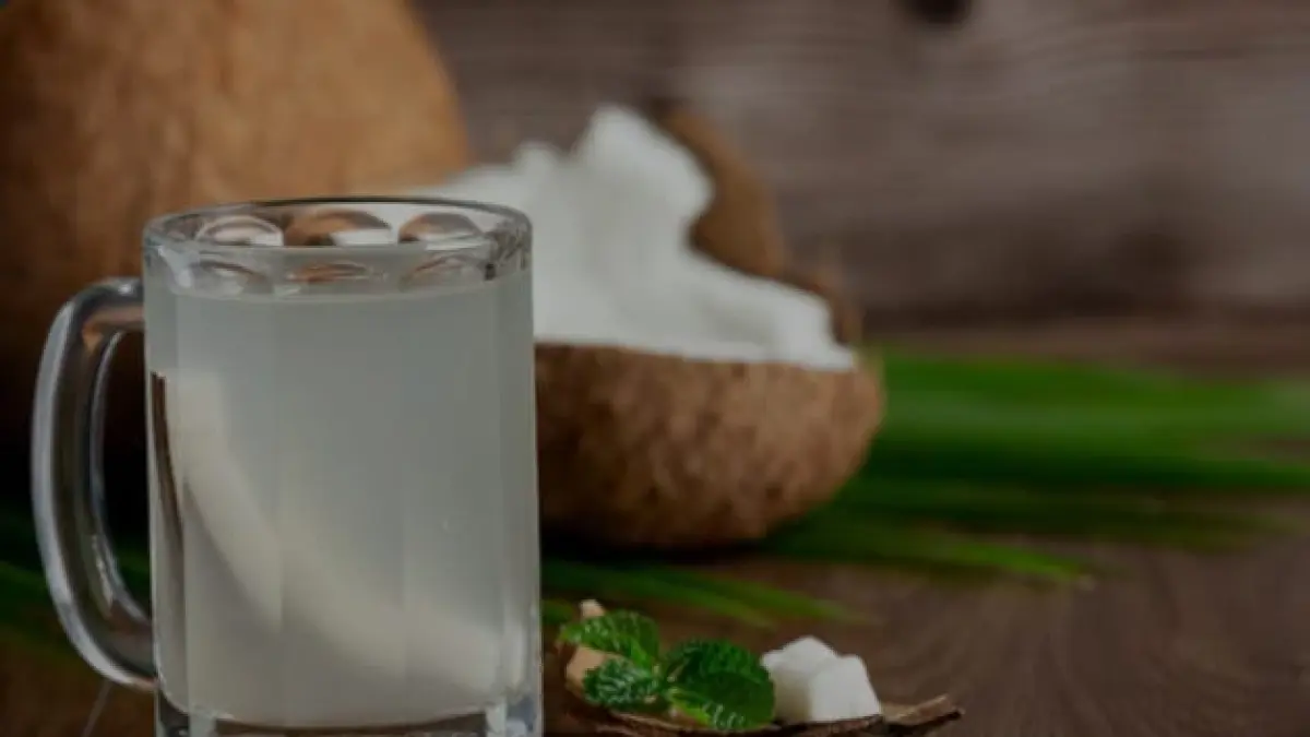 Ilustrasi, air kelapa menjadi salah satu minuman yang baik untuk mendetoks hati dan ginjal kala dikonsumsi saat pagi. (freepik.com)