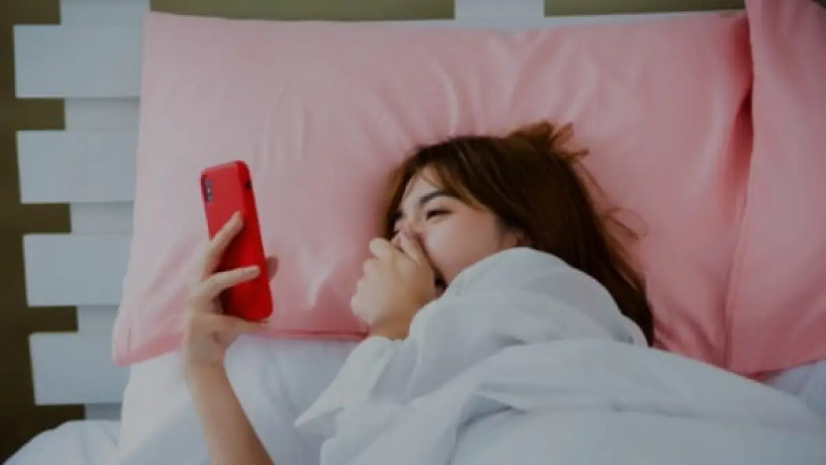 Ilustrasi main ponsel begitu bangun tidur bisa menyebabkan ragam masalah. (freepik.com)