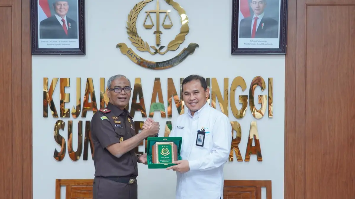 Kepala Kejaksaan Tinggi Sumatera Utara (kiri) saat memberikan cinderamata kepada General Manager PLN UID Sumatera Utara, (kanan). (Dok PLN UID Sumut/Sumut Pos)