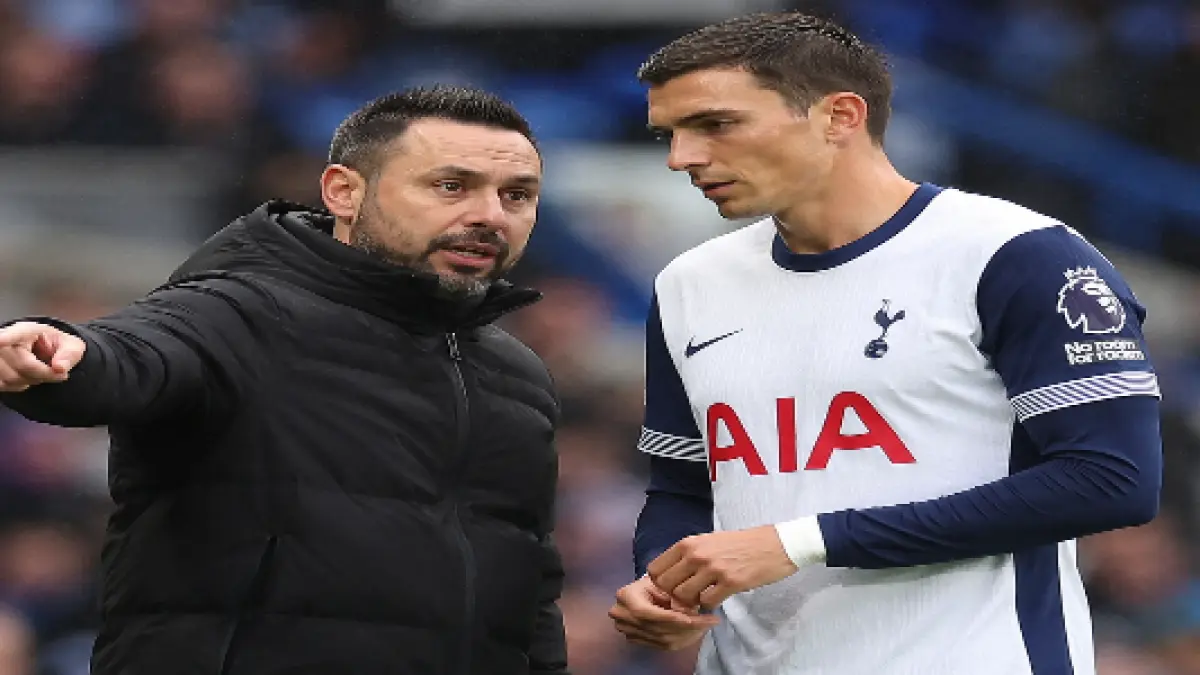 KESEMPATAN: Pelatih Roberto De Zerbi dan gelandang bertahan Joao Palhinha berpeluang membawa Tottenham Hotspur bertahan di Premier League andai tidak kalah di kandang Chelsea dini hari nanti (20/5). (chatGpt)